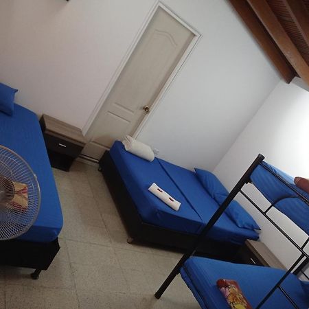 Yellow House Hostel Медельїн Екстер'єр фото