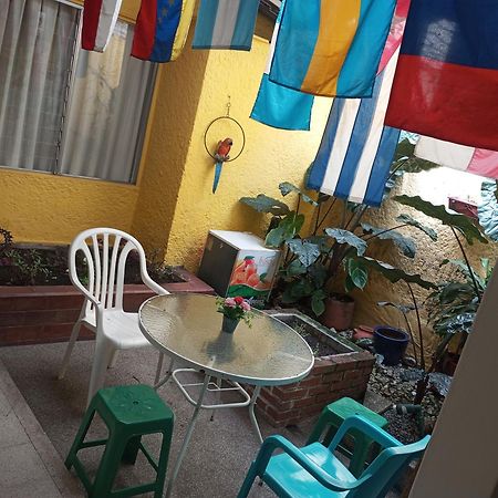 Yellow House Hostel Медельїн Екстер'єр фото