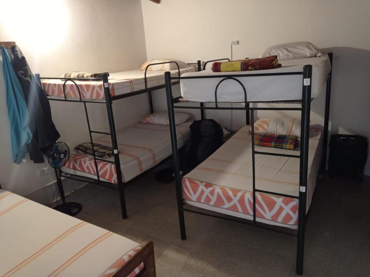 Yellow House Hostel Медельїн Екстер'єр фото