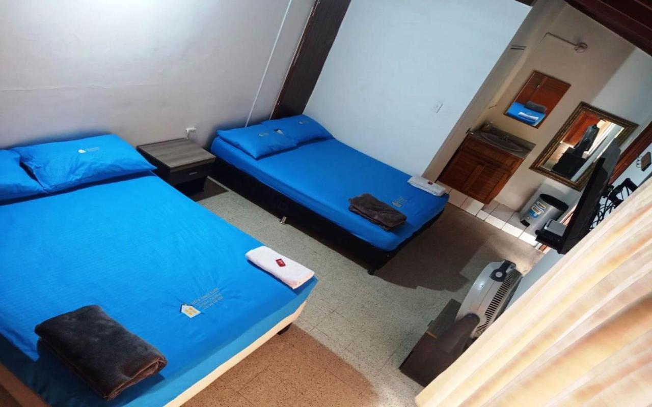 Yellow House Hostel Медельїн Екстер'єр фото