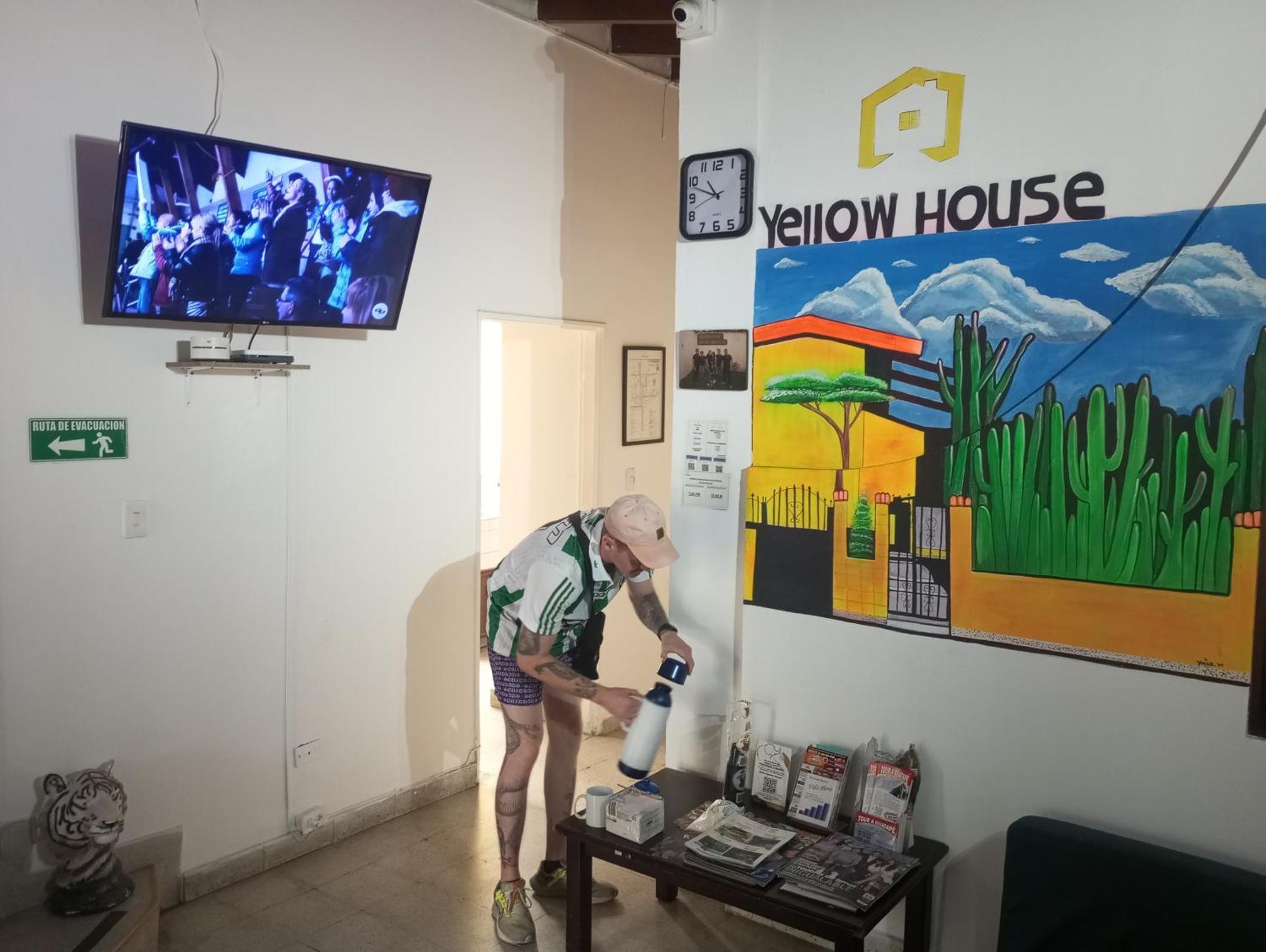 Yellow House Hostel Медельїн Екстер'єр фото