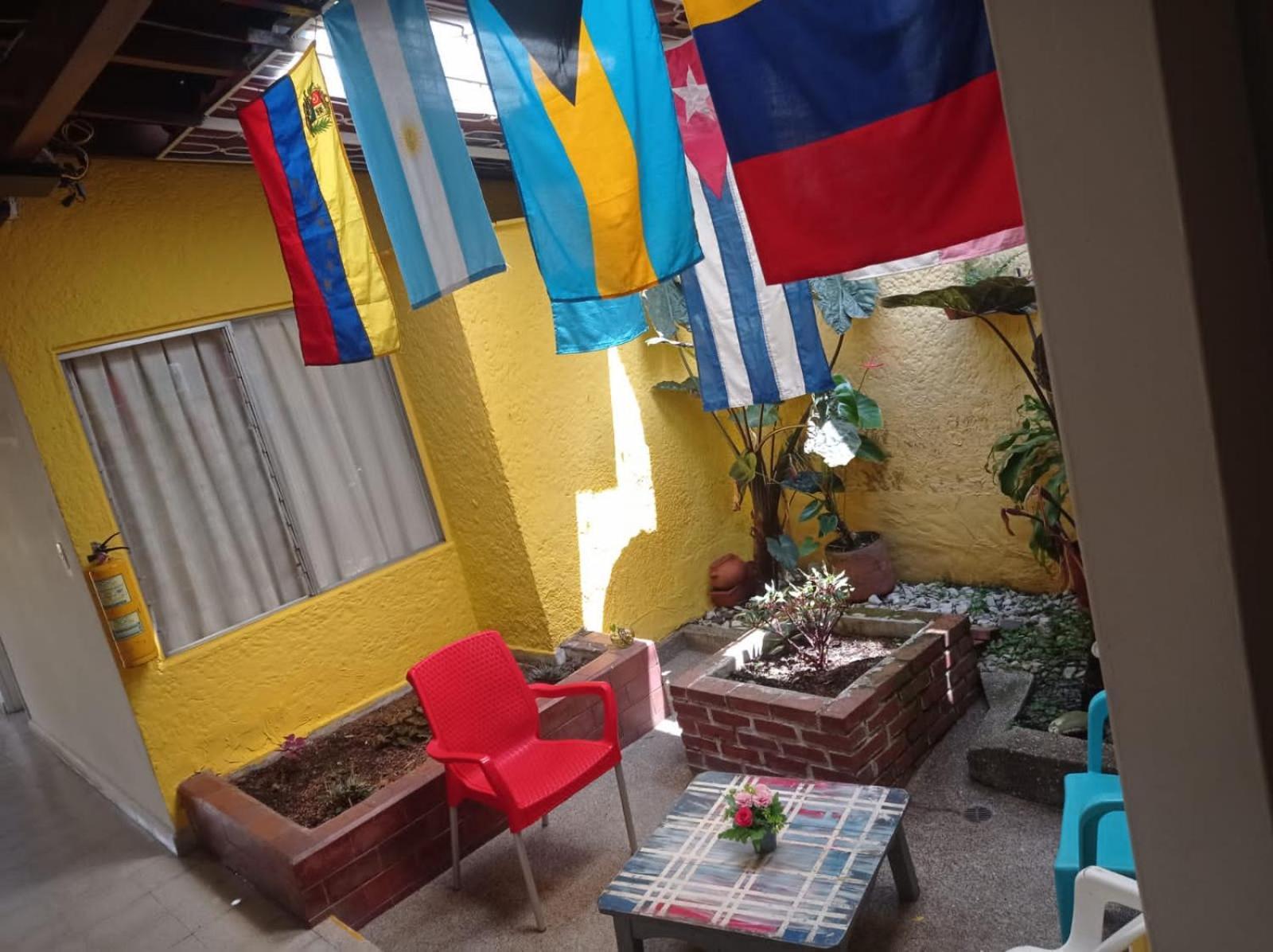 Yellow House Hostel Медельїн Екстер'єр фото