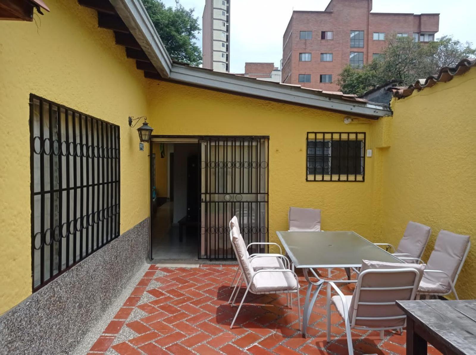Yellow House Hostel Медельїн Екстер'єр фото