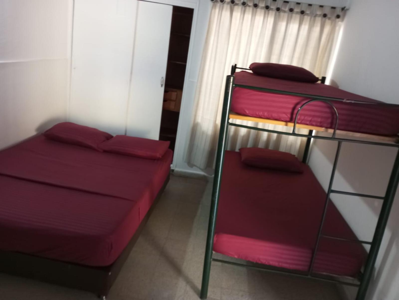 Yellow House Hostel Медельїн Екстер'єр фото