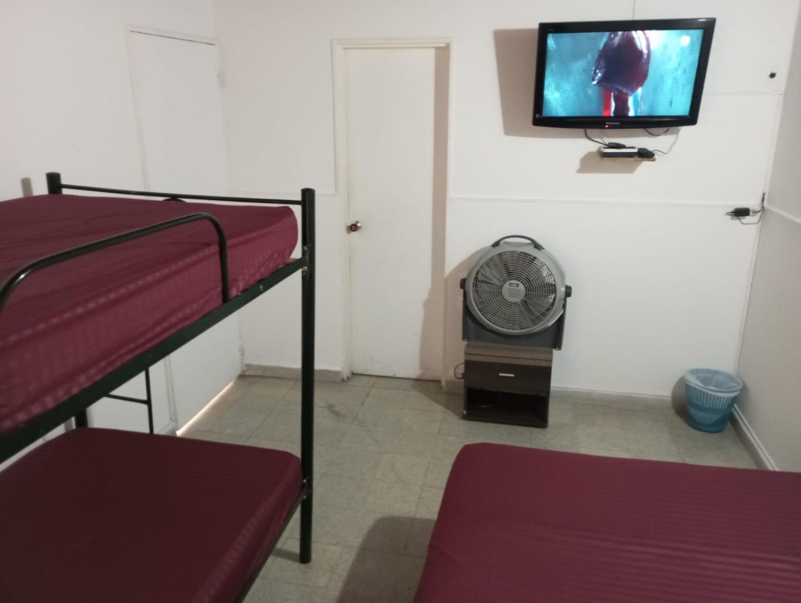 Yellow House Hostel Медельїн Екстер'єр фото