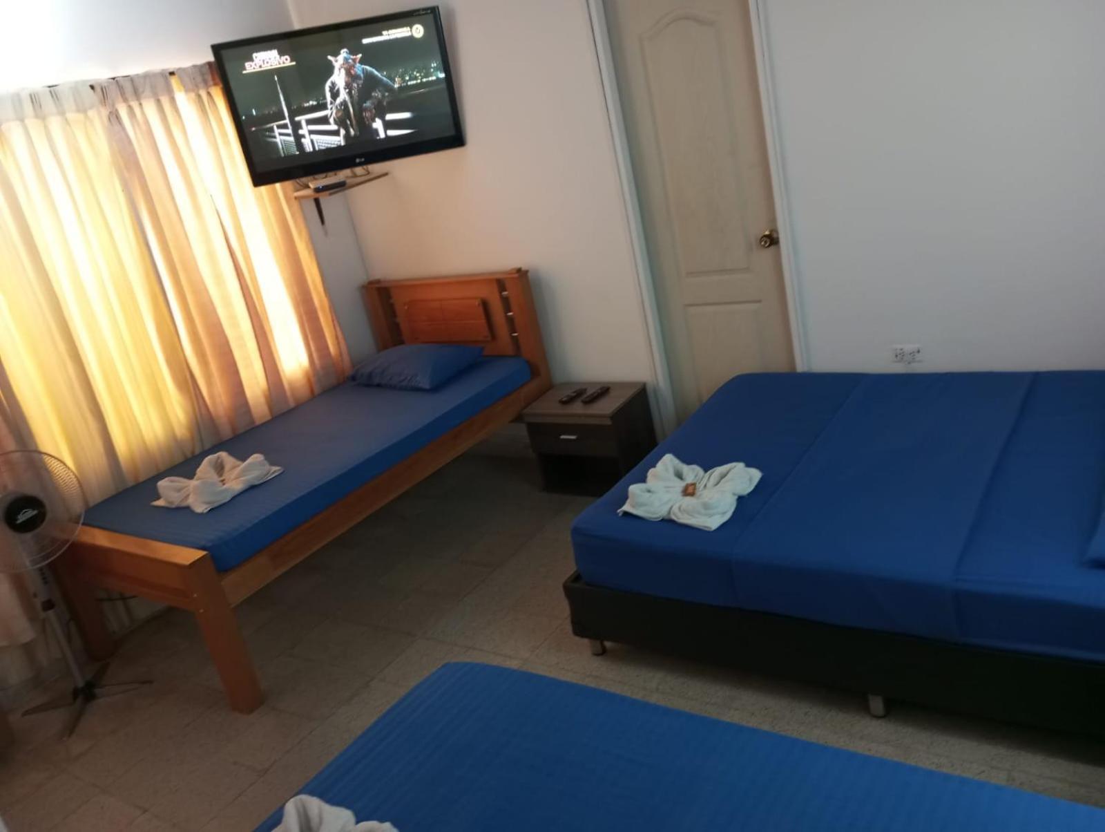 Yellow House Hostel Медельїн Екстер'єр фото