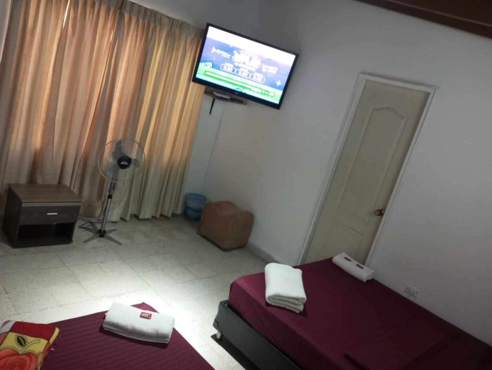 Yellow House Hostel Медельїн Екстер'єр фото