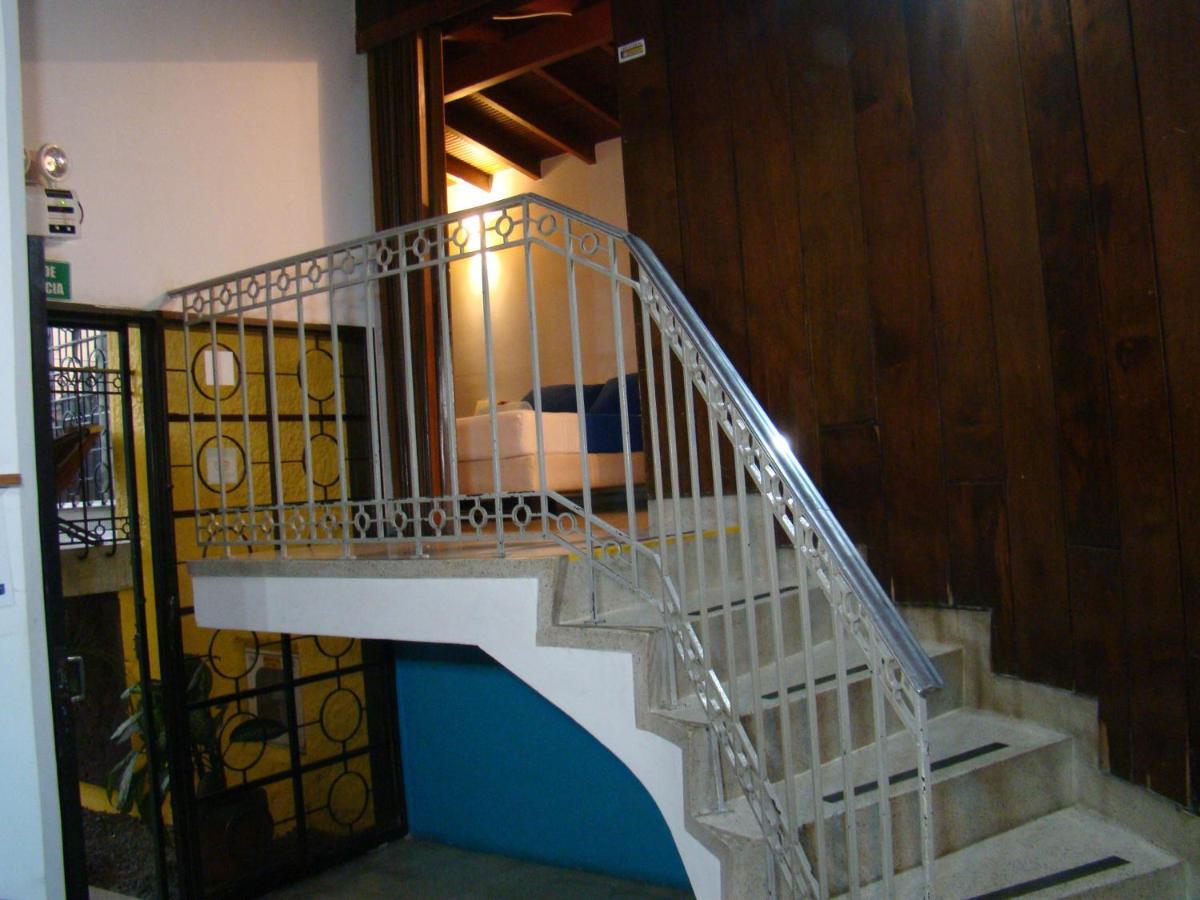 Yellow House Hostel Медельїн Екстер'єр фото