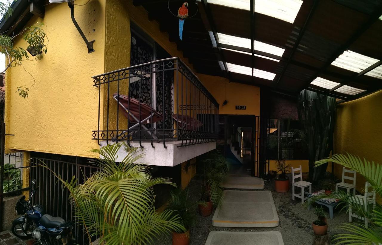 Yellow House Hostel Медельїн Екстер'єр фото