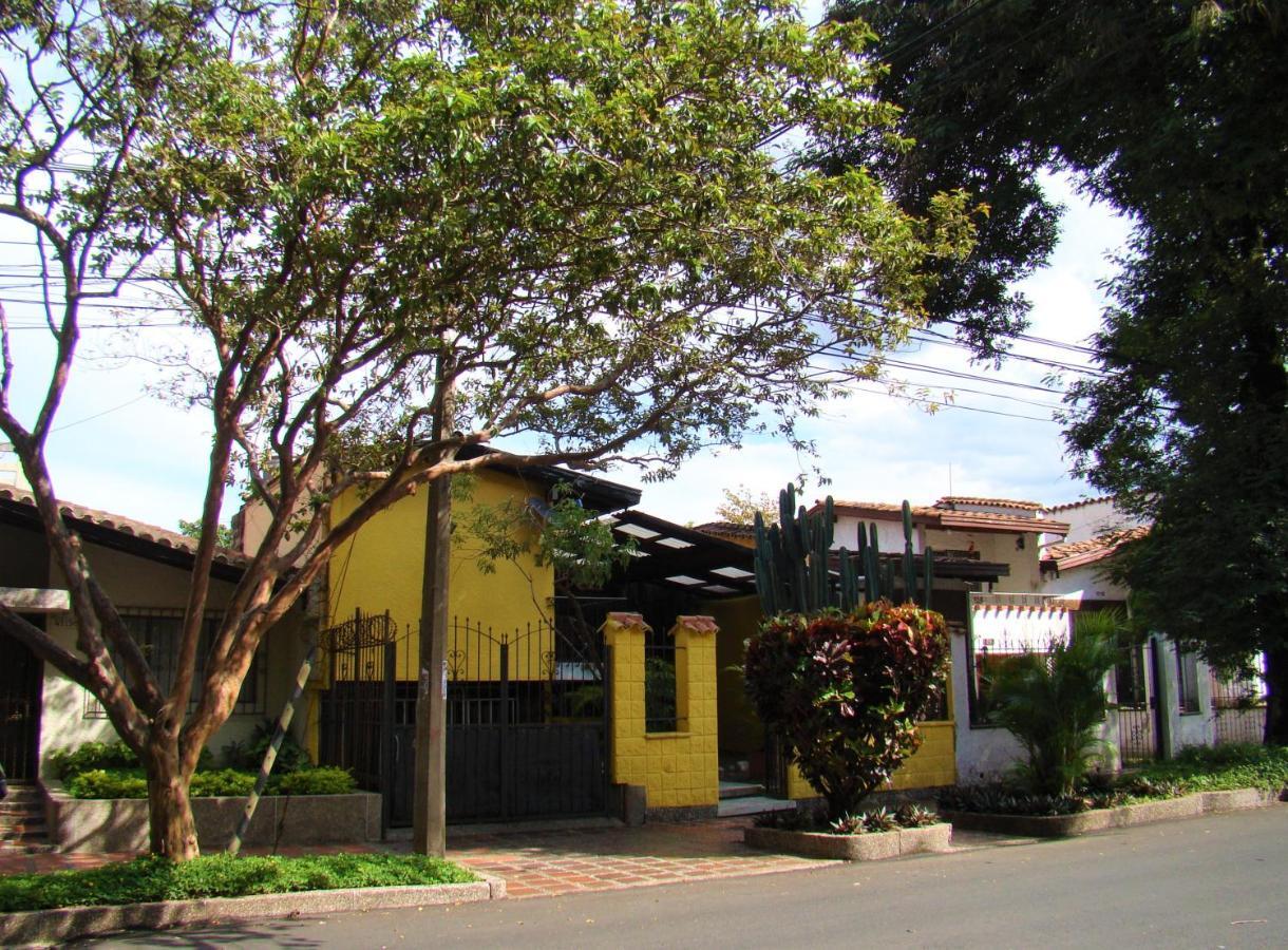 Yellow House Hostel Медельїн Екстер'єр фото