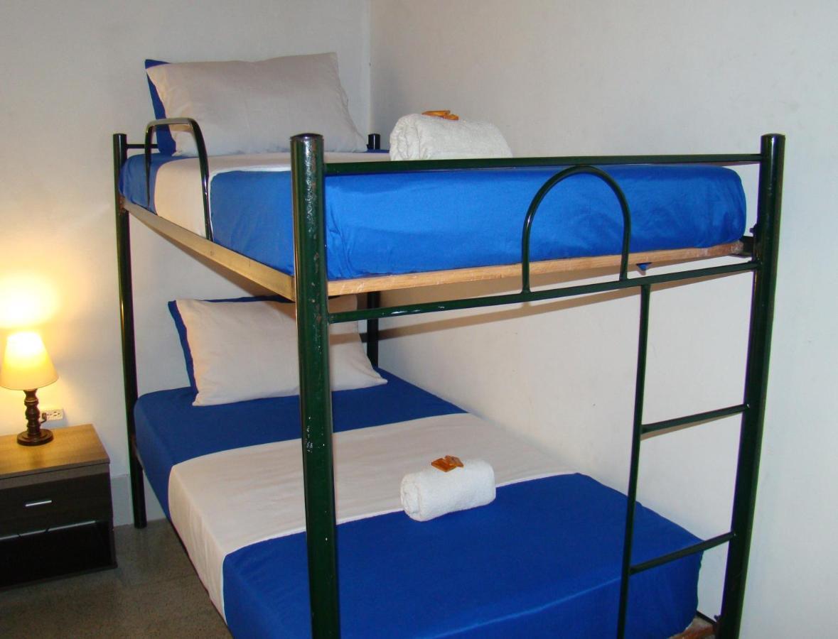 Yellow House Hostel Медельїн Екстер'єр фото