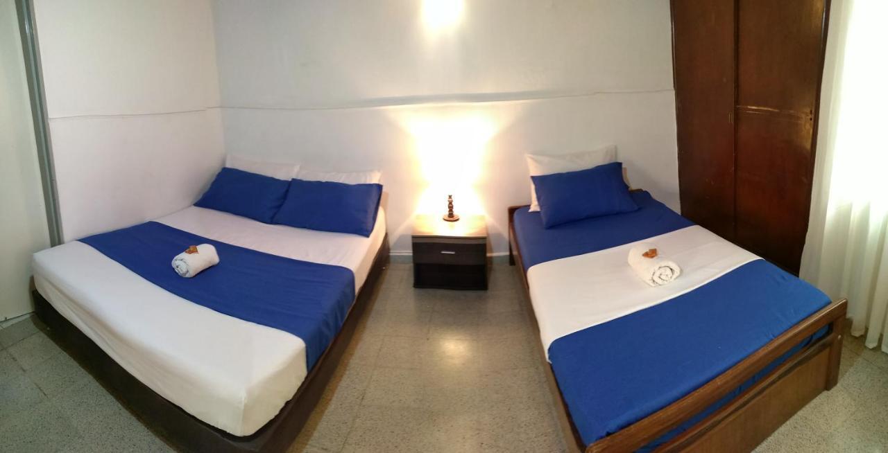 Yellow House Hostel Медельїн Екстер'єр фото